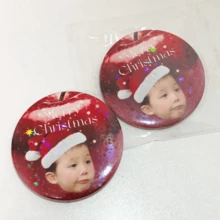 Un niño muy guapo hizo una linda insignia de lata de hojalata cuando era un niño. - Multicolor - Ver 4