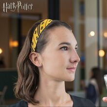 WB 1 PIEZA Diadema oficialmente con licencia de Harry Potter Hufflepuff - Rayas bordadas en amarillo y negro Estampado completo Deporte con material transpirable de Casa Diadema para yoga Accesorio de vestir casual Accesorio con escudo de espíritu escolar para entusiastas del fitness de Halloween - Amarillo - Ver 4