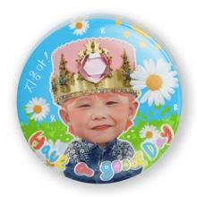Un niño muy guapo hizo una linda insignia de lata de hojalata cuando era un niño. - Multicolor - Ver 6