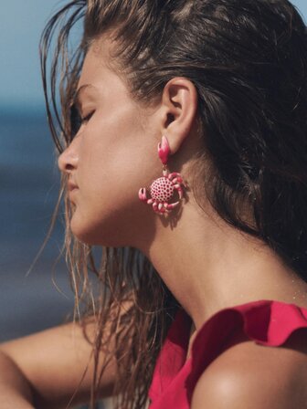 1 par de pendientes de gota con diseño de cangrejo colorido y estilo oceánico, lindos y con forma de animal, adecuados para que las mujeres los usen en viajes y vacaciones