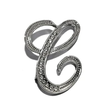 1 pièce paquet Broche géométrique simple de 26 lettres anglaises avec strass, broche élégante et de mode pour femmes. Épingle pour pull, manteau, robe, accessoires, sac, charme, école