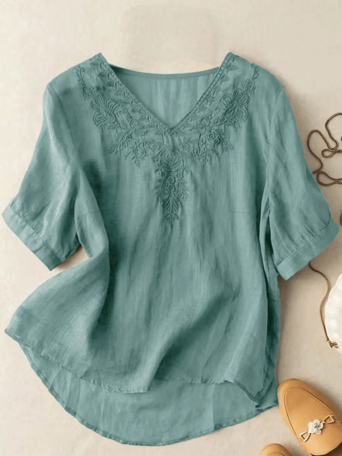 Áo sơ mi tay ngắn cổ chữ V thêu họa tiết màu trơn cỡ lớn cho nữ - Màu xanh Cadet - Xem 1