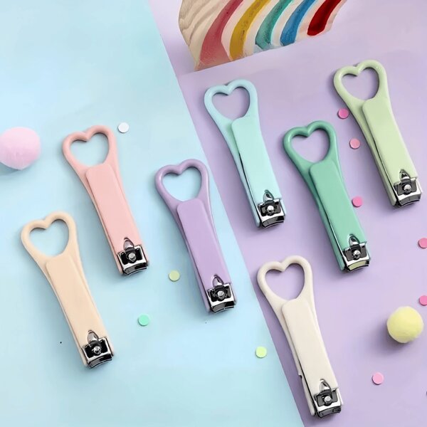 Tagliaunghie pieghevole carino, attrezzo portatile per manicure e pedicure, mini tagliaunghie a forma di cuore, adatto per uomini e donne, bomboniera, bellissimo regalo di compleanno, colore casuale