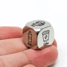 Entscheidungswürfel für Getränke, personalisiertes Paar-Jahrestags-Geschenk, Würfel für Date Night, personalisiertes Geschenk für Paar, in Spanisch und Deutsch gravierte Würfel, Geschenk für Ihn und Sie, kommt in schwarzer Schmuckbox