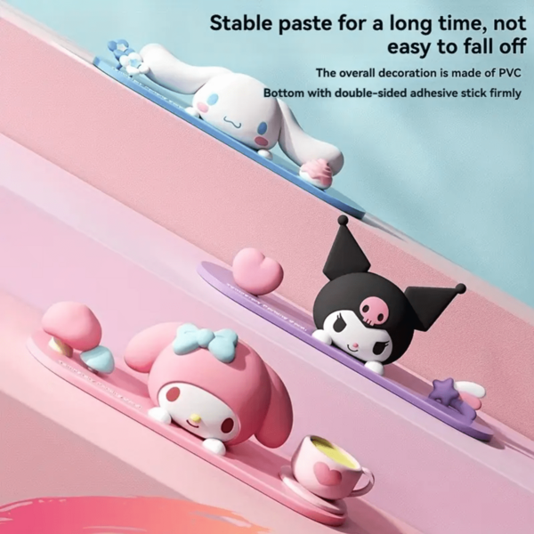 Sanrio Los nuevos Sanrio, Black Beauty y My Melody, decoración de salpicadero de Cinnamon - Estatuas de dibujos animados lindos, equipados con monopatines y tazas rosas, agregan diversión y creatividad a tu conducción. Es perfecto para regalos del Día de San Valentín, Día del Maestro o de Graduación, accesorios lindos para el auto y adornos de escritorio.