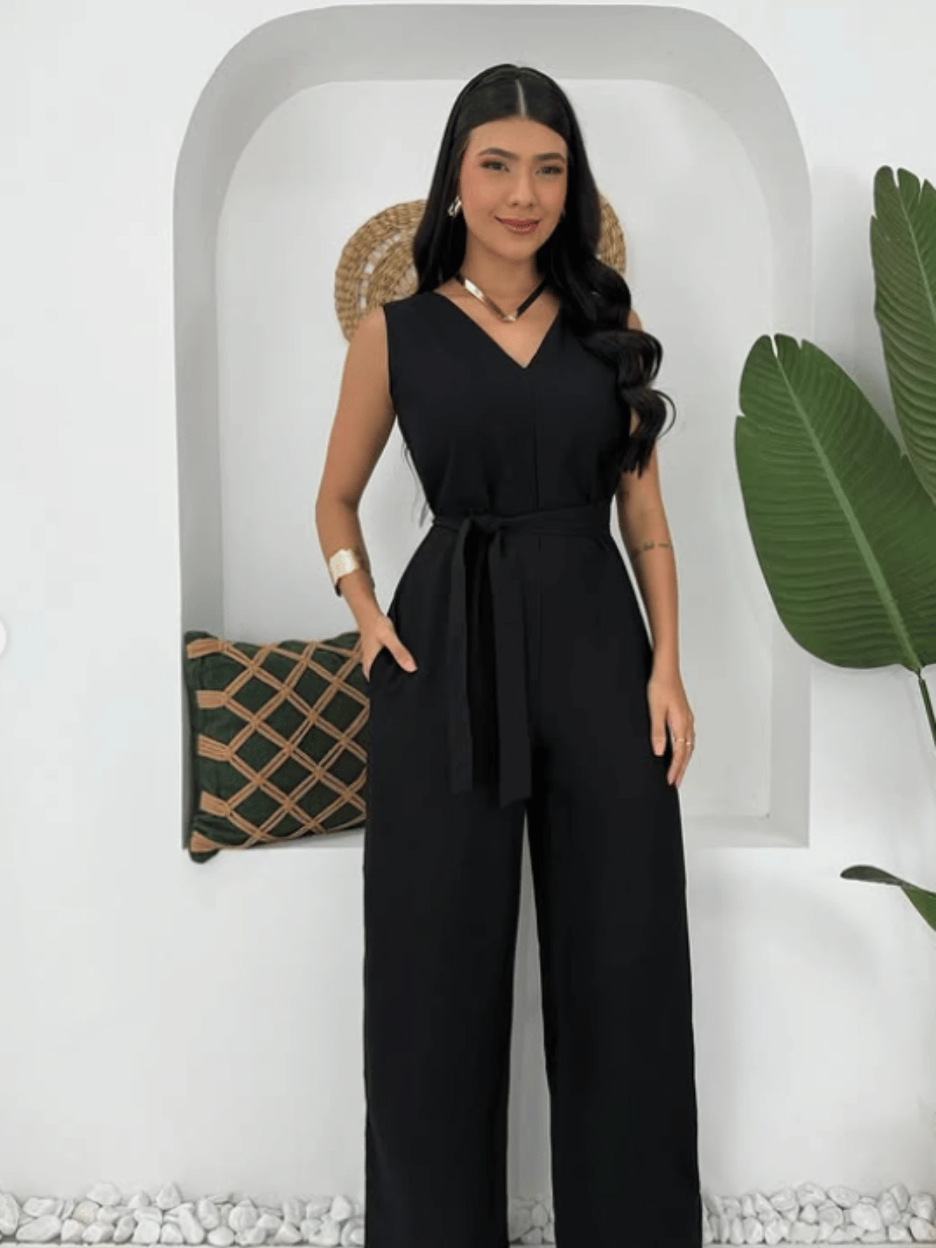 V-Neck, Thin-Strap, Wide-Leg Jumpsuit With Tailored Belt - màu đen - Xem 1