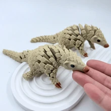 1 pièce de modèle mignon de pangolin imprimé en 3D, ornements de modèle animal, statues d'animaux en plastique réalistes, convient pour des cadeaux de fête, parfait pour la décoration de la maison, de la cafétéria, du bureau, idéal comme cadeau pour Noël, Pâques, Thanksgiving, Nouvel An et d'autres fêtes, ornements de statues pour la maison
