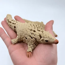 1 pièce de modèle mignon de pangolin imprimé en 3D, ornements de modèle animal, statues d'animaux en plastique réalistes, convient pour des cadeaux de fête, parfait pour la décoration de la maison, de la cafétéria, du bureau, idéal comme cadeau pour Noël, Pâques, Thanksgiving, Nouvel An et d'autres fêtes, ornements de statues pour la maison