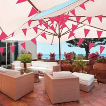 Flâmula de Triângulo Vermelho, Guirlanda de Plástico de 386 Polegadas, Bandeiras Coloridas Avulsas para Inauguração Formal, Carnaval, Aniversário, Festival, Celebração ao Ar Livre, Decoração Sazonal de Quarto, Formatura