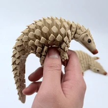 1 pièce de modèle mignon de pangolin imprimé en 3D, ornements de modèle animal, statues d'animaux en plastique réalistes, convient pour des cadeaux de fête, parfait pour la décoration de la maison, de la cafétéria, du bureau, idéal comme cadeau pour Noël, Pâques, Thanksgiving, Nouvel An et d'autres fêtes, ornements de statues pour la maison