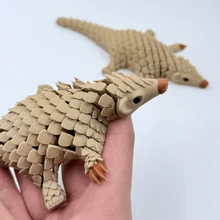 1 pièce de modèle mignon de pangolin imprimé en 3D, ornements de modèle animal, statues d'animaux en plastique réalistes, convient pour des cadeaux de fête, parfait pour la décoration de la maison, de la cafétéria, du bureau, idéal comme cadeau pour Noël, Pâques, Thanksgiving, Nouvel An et d'autres fêtes, ornements de statues pour la maison