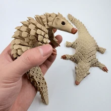 1 pièce de modèle mignon de pangolin imprimé en 3D, ornements de modèle animal, statues d'animaux en plastique réalistes, convient pour des cadeaux de fête, parfait pour la décoration de la maison, de la cafétéria, du bureau, idéal comme cadeau pour Noël, Pâques, Thanksgiving, Nouvel An et d'autres fêtes, ornements de statues pour la maison