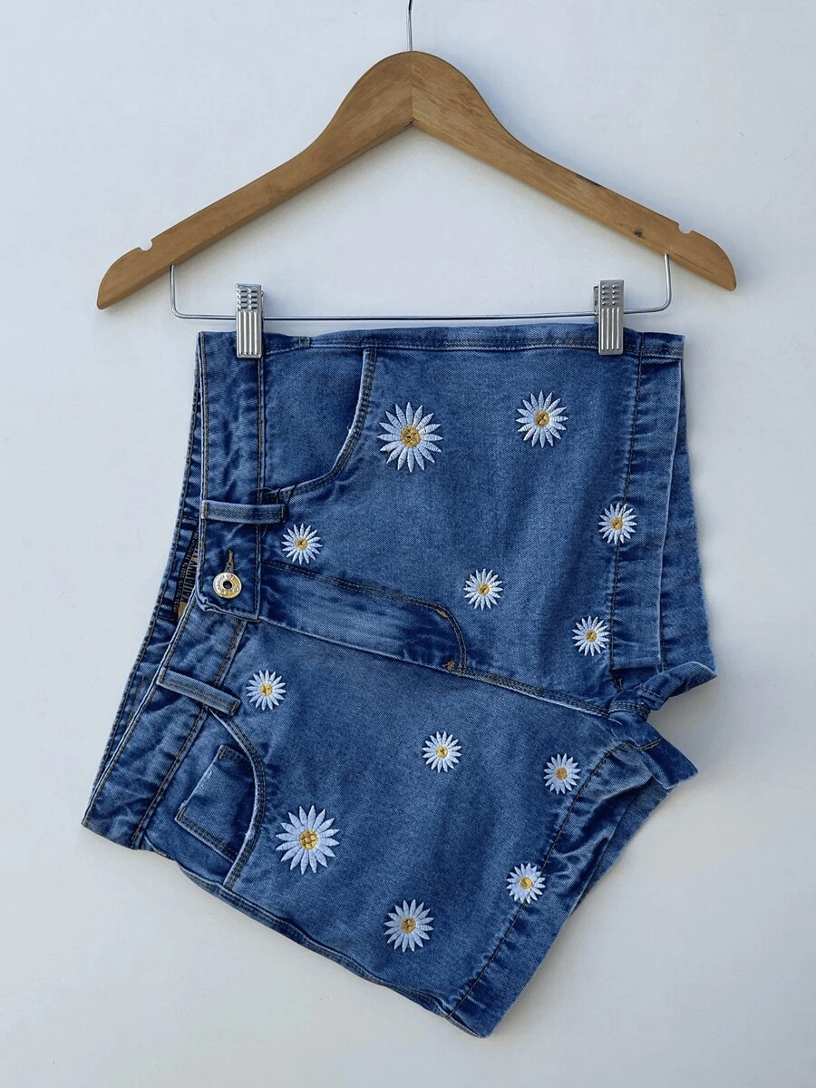 Women's Short Jeans Embroidered With Daisies, 100% Cotton Fabric – Romantic And Comfortable Style For Summer - Medium Wash - View 1