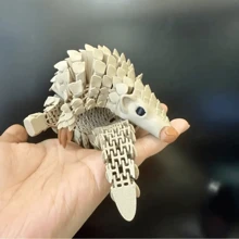 1 pièce de modèle mignon de pangolin imprimé en 3D, ornements de modèle animal, statues d'animaux en plastique réalistes, convient pour des cadeaux de fête, parfait pour la décoration de la maison, de la cafétéria, du bureau, idéal comme cadeau pour Noël, Pâques, Thanksgiving, Nouvel An et d'autres fêtes, ornements de statues pour la maison
