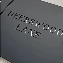 1 Stück individuell laser-geschnittenes Acryl Adressenschild, 3D Cut Out Schwarz-Gold Hausnummernschilder mit personalisierten modernen Schriftart, wetterfeste kratzfeste Beschichtung, einfache Installation, Kurbel-Appeal Geschenk für Hausbesitzer, multifunktional, langanhaltend, dekorativ, wiederverwendbar, luxuriös, stylisch, hochwertig, farbig, modern, individuell, personalisiert, einzigartig, für Partner, Vater, Freundin, Mutter, Familie, Freunde, Teestube, Zuhause, Garten, Büro, Wohndekoration