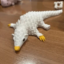 1 pièce de modèle mignon de pangolin imprimé en 3D, ornements de modèle animal, statues d'animaux en plastique réalistes, convient pour des cadeaux de fête, parfait pour la décoration de la maison, de la cafétéria, du bureau, idéal comme cadeau pour Noël, Pâques, Thanksgiving, Nouvel An et d'autres fêtes, ornements de statues pour la maison