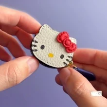 Sanrio 1 pieza Llavero de Hello Kitty - Estuche de llaves de piel, con cremallera dorada, llavero multifuncional, diseño compacto, adecuado para uso doméstico, regalos festivos, accesorios de decoración, cierre de cremallera duradero, organizador de llaves, aplicable para accesorios de Hello Kitty, decoración para parejas
