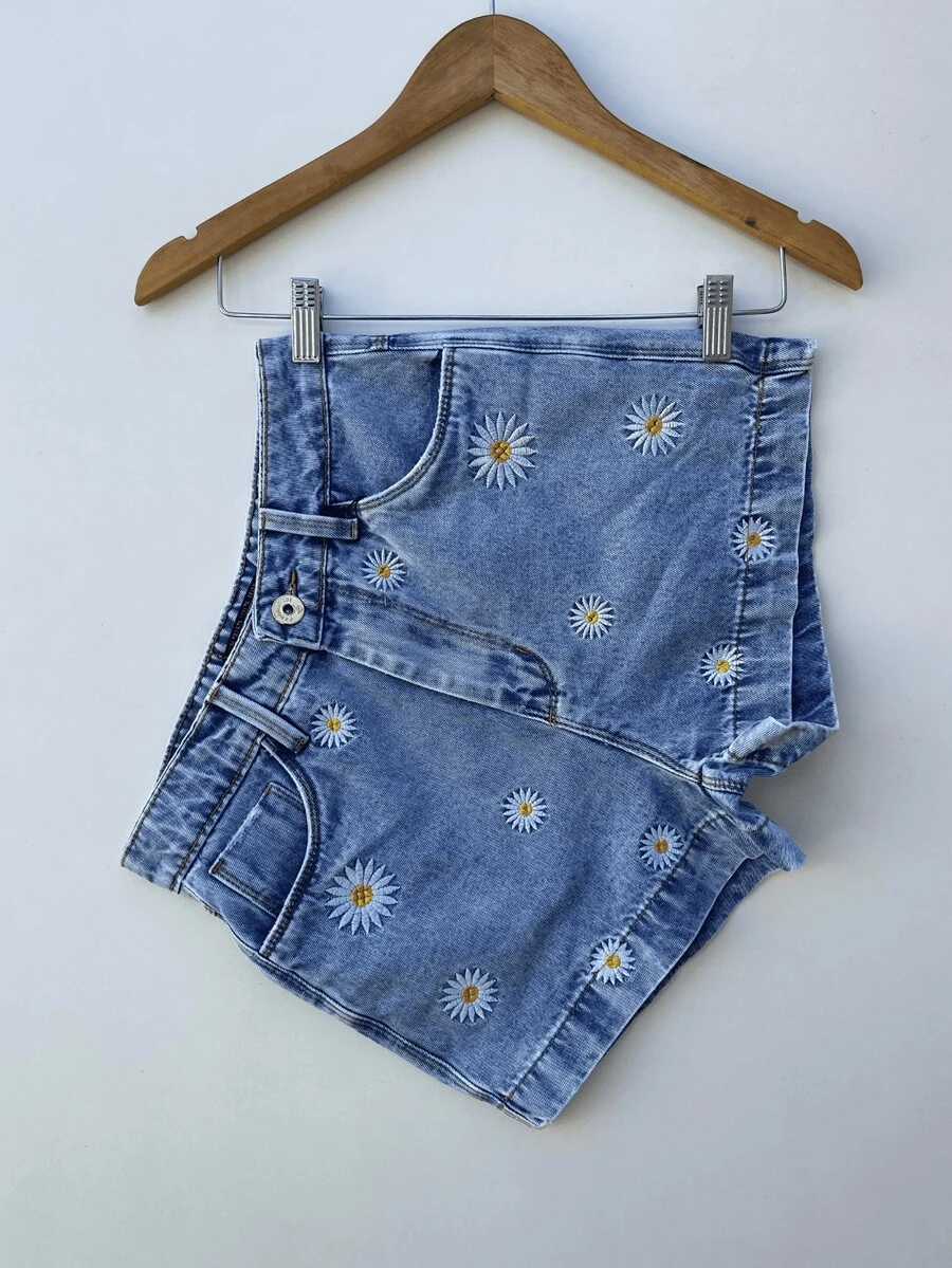Women's Short Jeans Embroidered With Daisies, 100% Cotton Fabric – Romantic And Comfortable Style For Summer - Light Wash - View 1