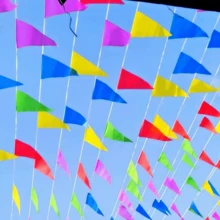 Flâmula de Triângulo Vermelho, Guirlanda de Plástico de 386 Polegadas, Bandeiras Coloridas Avulsas para Inauguração Formal, Carnaval, Aniversário, Festival, Celebração ao Ar Livre, Decoração Sazonal de Quarto, Formatura