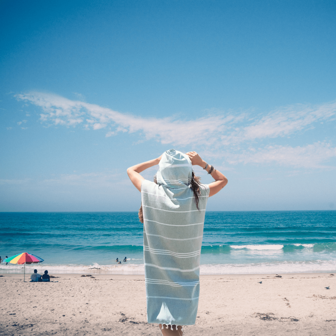 COTZRTOV 1Pc Hooded Towel, Turkish Beach Towel, Bathrobe, Sandproof Large Surf Poncho, Lightweight, Soft And Super Absorbent, Suitable For Swimming, Bathing, Scuba Diving, Beach Surfing, Bathroom Accessory, Beach Essentials. Summer, Holiday Home Bathroom Decor Back To School