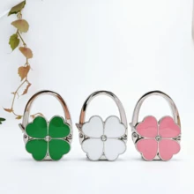 LINKOOL 1 件优雅的三叶草白色设计可折叠手提包挂钩 - 别致的铝合金钱包桌钩，带有心形花卉装饰，便携式金属包架，适合时尚配饰爱好者