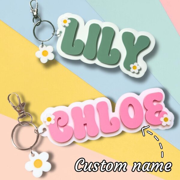 1 pieza Llavero personalizado de acrílico con nombre, ideal como regalo para vacaciones, escuela, boda, cumpleaños, inauguración de casa, San Valentín, graduación, aniversario, Día del Padre, Día de la Madre, mejor amigo, etiqueta de mochila con margarita personalizada, llavero 3D de doble capa con nombre personalizado, duradero, colorido, lindo, adorable, divertido, kawaii, Y2K, elegante, unisex, casual, personalizado, único, regalo ideal para él, regalo ideal para ella, ella, novio, novia, familia, amigos