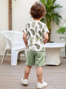 1 set T-shirt à manches courtes confortable avec imprimé feuille et short kaki pour enfants, adapté à l'été