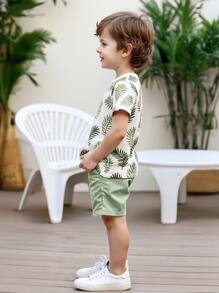 1 set T-shirt à manches courtes confortable avec imprimé feuille et short kaki pour enfants, adapté à l'été