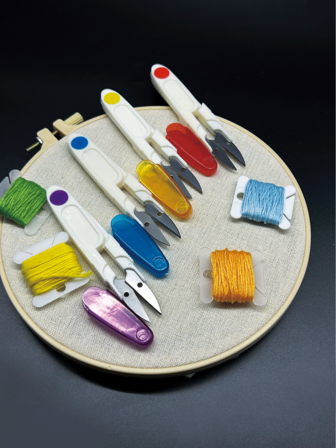 4 piezas de tijeras ergonómicas con cubierta de de plástico en forma de V y mecanismo de resorte, adecuadas para coser, bordar y tareas de corte preciso