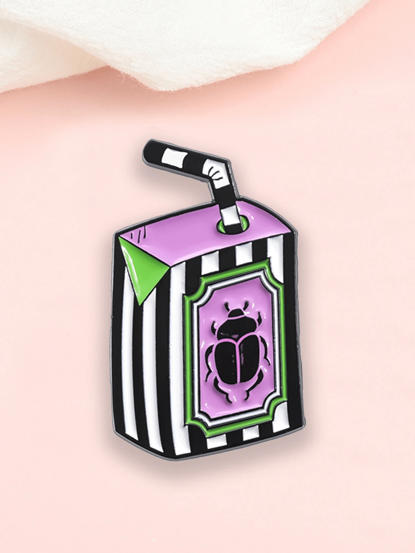 1 pieza Broche con forma de caja de leche de aleación de zinc con patrón de insecto geométrico, insignia de esmalte metálico, accesorio creativo y único para bolsos, ropa, uso diario, mochila versátil para la escuela, suministros para maestros, encantos para mochilas, accesorios de oficina lindos, camisas, chaquetas, joyería, accesorios de otoño-invierno, adecuado para adolescentes, jóvenes, hombres, casual, al aire libre, atlético, vacaciones, regalos de graduación, cumpleaños, ropa diaria, regalos divertidos para maestros, accesorios de disfraz - Multicolor - Ver 1