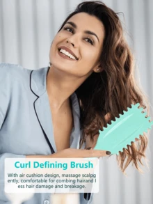 这款梳子由尼龙和荞麦秆制成，是完美的情人节礼物。它具有按摩功能，干湿发均可使用，轻松梳理秀发，令秀发顺滑不打结。小巧便携，易于携带。