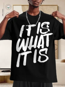 "It is what it is" camiseta impresa con patrón de letras atmosféricas de moda simple -- Cuello redondo cómodo, absorción de humedad y sudoración, algodón súper suave, regalo perfecto para actividades al aire libre de verano, ropa de papá humorística para el día a día perfecto para actividades al aire libre cómodas toda la temporada - Negro - Ver 1