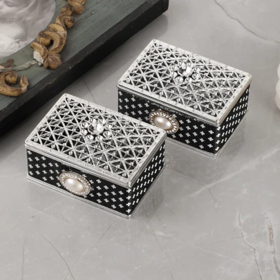 珍珠和水钻装饰首饰盒，黑白条纹设计奢华珠宝收纳盒，创意礼品盒
