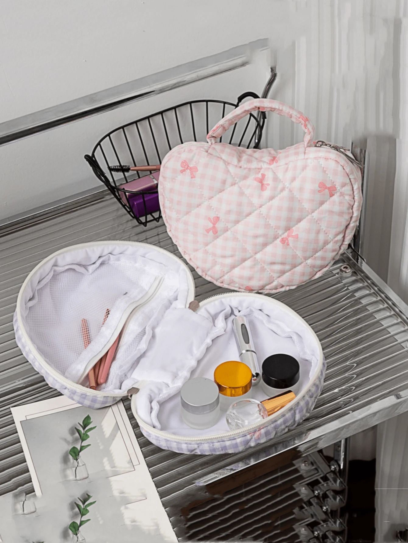 A Fresh And Simple, Highly Attractive Girly Fashion Handbag-Style Cosmetic Bag. The Small And Exquisite Floral Pattern Makes It A Convenient And Portable Storage For Cosmetics And Toiletries, Suitable For Dates, Parties, Shopping, Photography, And More. This Versatile Makeup Bag Can Be Used As A Cosmetic Bag, Vanity Case, Storage Bag, Toiletry Bag, Desktop Organizer, Or Makeup Pouch. - Multicolor - View 1