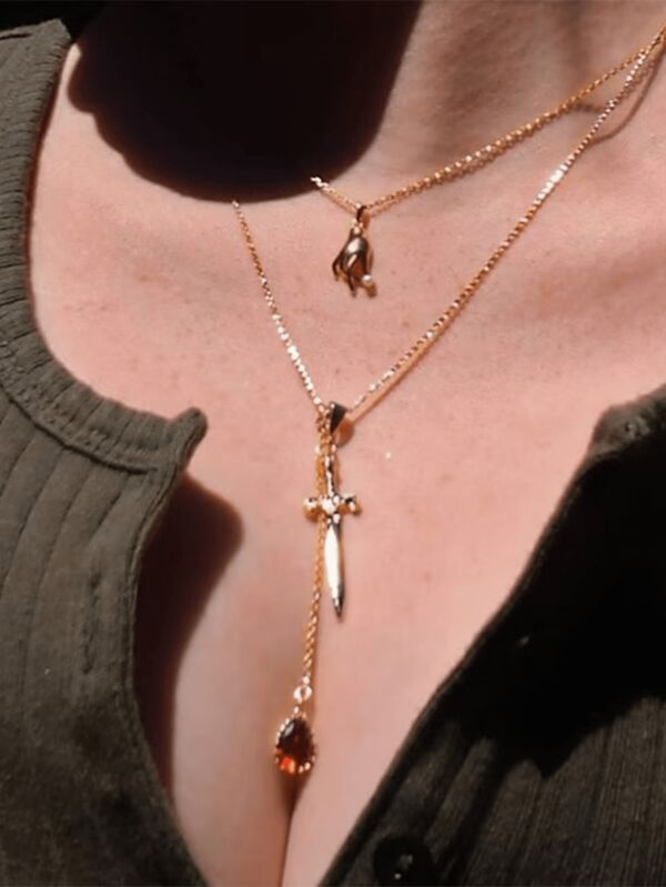 Collar de acero inoxidable chapado en oro de 18K con circonita roja de diseño de gota de espada y gota de sangre