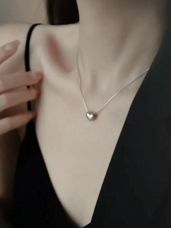 1 st. fint och elegant hjärtformat hängehalsband som passar kvinnor att bära på fester eller som present till mammor. Alla hjärtans dag.