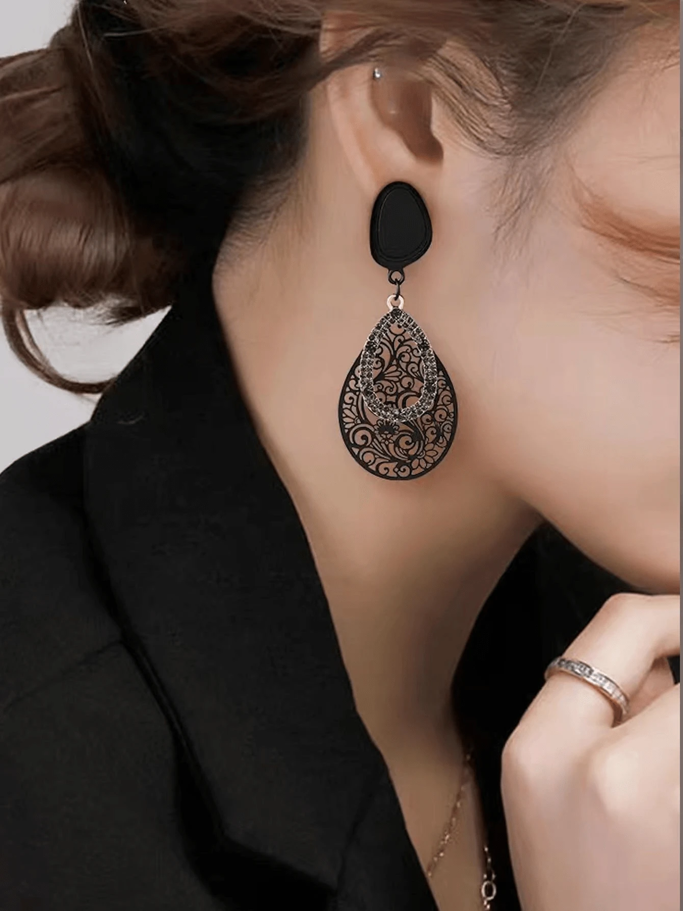 一对独特的复古花卉电脑图形设计泪珠耳环，简约高端女士耳环，日常佩戴 - 黑色 - 查看 1