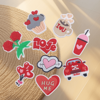 25 pezzi di decorazioni per scarpe per San Valentino, adatti per scarpe, fasce per polsi, borse e accessori - realizzati in materiale PVC, perfetti per zoccoli traforati, sandali e borse da spiaggia - regali ideali per compleanni, Natale e San Valentino