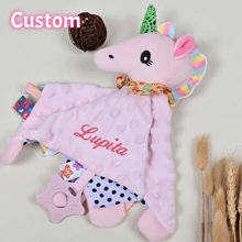 [التطريز المخصص] 1 قطعة بطانية طفل مخصصة، بطانية دمية طفل وثيرة وجذابة، سلاح طفل للعرق، هدية مخصصة ذات معنى، بطانية متعددة الوظائف عملية وناعمة ومريحة، مناسبة لعيد الطفل، عيد الميلاد، شكرسغيفينغ، هدية مثالية للأطفال والأصدقاء والصديقات