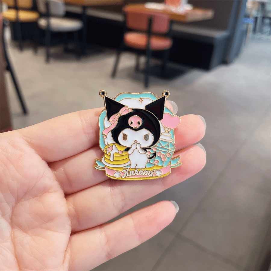 Sanrio [Broche Sanrio autorizado] Broche de Kuromi de tarde dulce, broche de dibujo animado lindo de jade perrita de Pekín, perrita Pacha dulce, insignia de aleación de zinc, accesorios de estudiante, accesorios decorativos, regalos de graduación, sujeciones (puede haber alguna diferencia de color debido a problemas de iluminación, lo que no afecta el uso normal), de vuelta a la escuela, útiles escolares