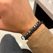 Conjunto de 2 pulseiras de surfista pretas e brancas para homens e mulheres, pulseira poderosa masculina, joias artesanais estilo boho para festival de verão, conjunto de pulseiras à prova d'água com miçangas, pulseira de praia, presente masculino