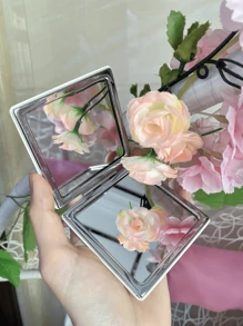 1 pezzo Specchio per trucco portatile quadrato, specchio in pelle sintetica bianca piccolo con lato standard 1X e lato di ingrandimento 1X, specchio da viaggio pieghevole, adatto come regalo, essenziale da viaggio, essenziale per il trucco, facile da riporre, regalo di Natale