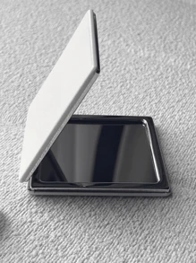 1 pezzo Specchio per trucco portatile quadrato, specchio in pelle sintetica bianca piccolo con lato standard 1X e lato di ingrandimento 1X, specchio da viaggio pieghevole, adatto come regalo, essenziale da viaggio, essenziale per il trucco, facile da riporre, regalo di Natale