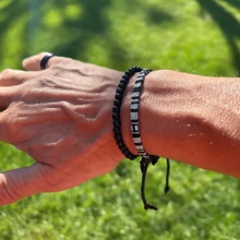 Conjunto de 2 pulseiras de surfista pretas e brancas para homens e mulheres, pulseira poderosa masculina, joias artesanais estilo boho para festival de verão, conjunto de pulseiras à prova d'água com miçangas, pulseira de praia, presente masculino
