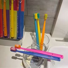 1 pieza/5 piezas Cepillo de dientes de cerdas multicolor medio-suaves, material de bambú con carbón, cepillo de dientes de adulto antibacteriano, empaque individual (color aleatorio)