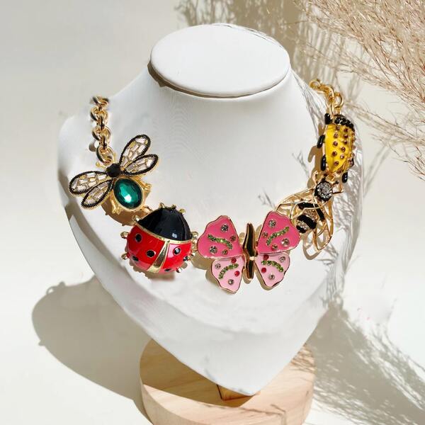 manbara Collar de cuentas de perlas falsas con colgante de Jesús en tono plateado y cadena gruesa vintage, cruz católica, rosario, medalla de San Benito, con pulsera de cordón ajustable para hombres y mujeres como regalo