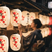 Farol decorativo con estampado de flores de cerezo vintage, farol de papel rojo redondo estilo japonés, decoración de estilo oriental, decoración romántica, esencial para fiestas/festivales culturales/festivales escolares. Diseño tradicional japonés rojo, adecuado para decoración del hogar, banquetes de bodas, escenas de Chinatown. Decoración para Año Nuevo/Año Nuevo Antiguo/Colgar en restaurantes
