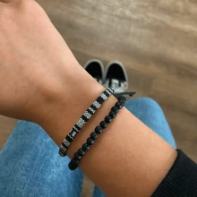 Conjunto de 2 pulseiras de surfista pretas e brancas para homens e mulheres, pulseira poderosa masculina, joias artesanais estilo boho para festival de verão, conjunto de pulseiras à prova d'água com miçangas, pulseira de praia, presente masculino