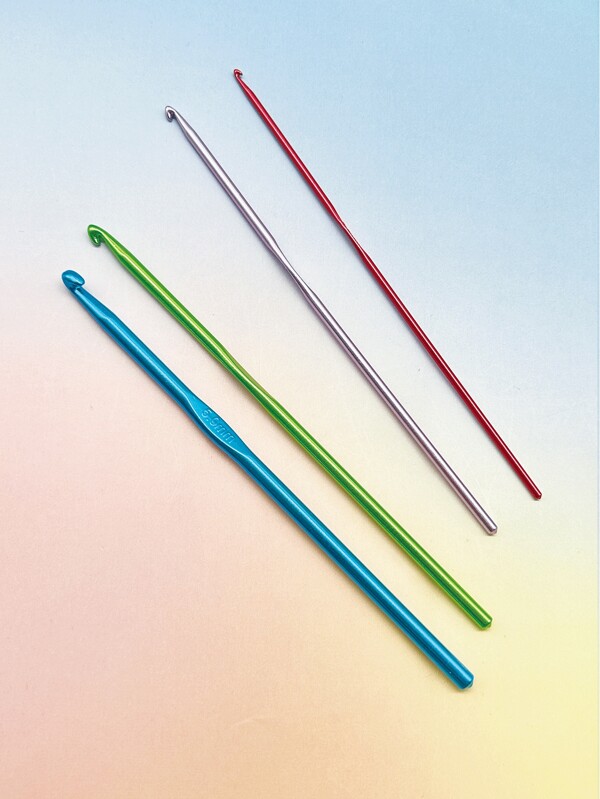 Metallische Häkelnadeln in leuchtenden Farben, 2mm/3mm/4mm/5mm (zufällige Nadelfarbe) - ideal zum Stricken, Häkeln, handgefertigten Basteleien