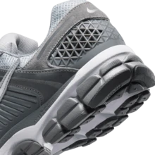 Nike Giày thể thao Zoom Vomero 5 cho nam, chạy bộ, đệm êm ái, hỗ trợ vòm chân, thoáng khí, nhẹ, lưới thấm hút mồ hôi, đế trong bằng xốp, tập gym, hàng ngày, năng động, thường ngày, đồ đi làm, màu xám trắng mát mẻ HF1553-003 - xám - Xem 9